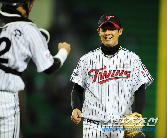 
	LG�� �Ե��� 2012 ���ξ߱� ��Ⱑ 12�� ��� �߱��忡�� ���� ����. LG ���� �豤���� 6ȸ 2�� 1,3�� ���⿡�� �Ե� ����ȣ�� �߸��� Ÿ���� �߼� �������� ���鼭 ���⸦ �ѱ��� �⿬½�� ������ ���� �ִ�.

���=������ ���� rinmaker@sportschosun.com/2012.04.12/


