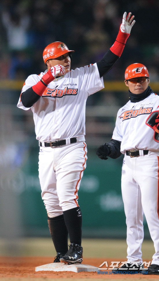 
	12�� ���� û�ֱ��忡�� 2012 ���ξ߱� �λ�� ��ȭ�� ��Ⱑ ���ȴ�. 5ȸ�� 1Ÿ�� ����Ÿ�� ģ ��ȭ ���±��� �ҵ��� ���� ���� ��� ���̰� �ִ�. û��=���� ���� kyungmin@sportschosun.com 


