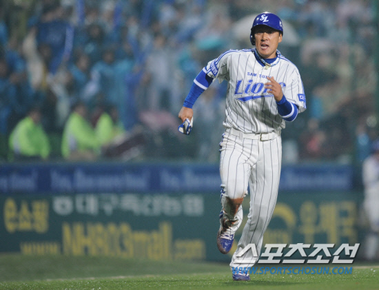 
	13�� ���� �뱸 �ùα��忡�� 2012 ���ξ߱� �ؼ��� �Ｚ�� ��Ⱑ ���ȴ�. 6ȸ�� �ڼ����� ����Ÿ �� 2������ �̽¿��� ������ Ȩ���� �ٰ� �ִ�.  �뱸=���� ���� kyungmin@sportschosun.com / 2012.04.13.


