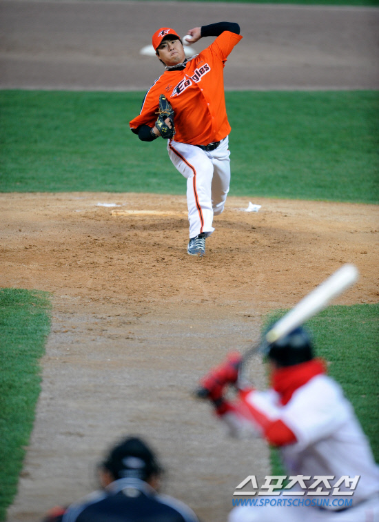 
	��ȭ �������� SK 2�� ����� Ÿ�� �� ���� �Ѹ��� �ִ�. ��õ=���� ���� wook@sportschosun.com


