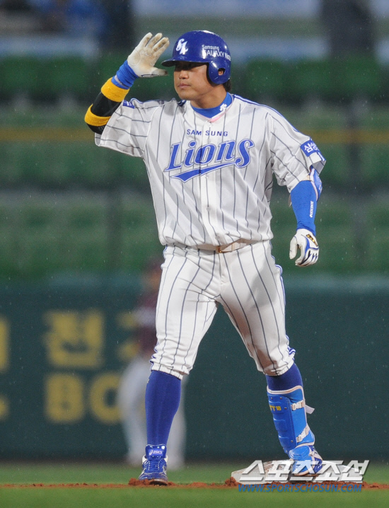 
	13�� ���� �뱸 �ùα��忡�� 2012 ���ξ߱� �ؼ��� �Ｚ�� ��Ⱑ ���ȴ�. 2ȸ�� ���߰� ��Ÿ�� ģ �Ｚ �ڼ����� 2�翡�� ���ƿ��� ���� ������ ������ �ִ�.

�뱸=���� ���� kyungmin@sportschosun.com / 2012.04.13.


