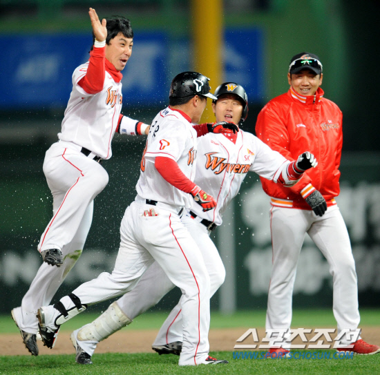 
	SK�� ��ȭ�� �ָ� 3���� ù��° ��Ⱑ 13�� ��õ ���б��忡�� ���ȴ�. ���� 10ȸ�� 1�� 3�� SK ���ٿ찡 �������Ÿ�� ġ�� ����� ������ �ִ�. 

��õ=���� ���� wook@sportschosun.com/2012.04.13/


