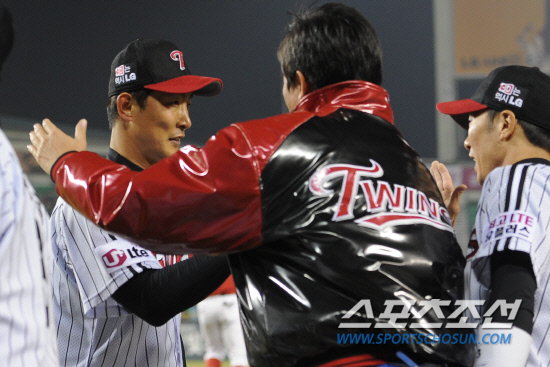 
	���ξ߱� LG�� KIA�� ��Ⱑ 13�� ���� ��Ǿ߱��忡�� ��������. 814���° �������� �ű���� �޼��� �������� 9ȸ�� ���������� ���� ������� ���ϸ� �ް� �ִ�.

���=���ؿ� ���� noodle@sportschosun.com


