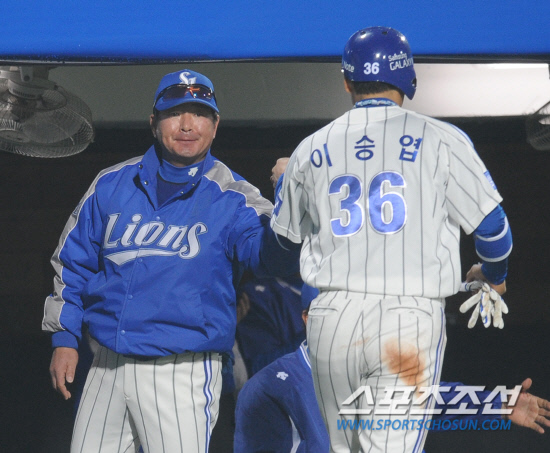 
	13�� ���� �뱸 �ùα��忡�� 2012 ���ξ߱� �ؼ��� �Ｚ�� ��Ⱑ ���ȴ�. 6ȸ�� �ڼ����� ����Ÿ�� Ȩ�� ���� 2������ �̽¿��� ������ ������ �������̺긦 ������ �ִ�.

�뱸=���� ���� kyungmin@sportschosun.com / 2012.04.13.


