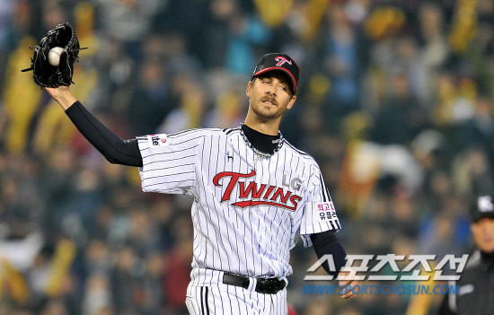 
	���ξ߱� LG�� KIA�� ��Ⱑ 13�� ���� ��Ǿ߱��忡�� ��������. 3ȸ�� ������, �̿�Կ��� ���Ӿ�Ÿ�� ����� ������ ��Űġ�� �ƽ��� ǥ���� ���� �ִ�.

���=���ؿ� ���� noodle@sportschosun.com/2012.04.13/


