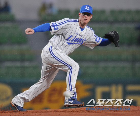 
	13�� ���� �뱸 �ùα��忡�� 2012 ���ξ߱� �ؼ��� �Ｚ�� ��Ⱑ ���ȴ�. �Ｚ�� �������� ������ �ؼ� Ÿ�ڵ��� ���� ������ ���� ������ �ִ�.   �뱸=���� ���� kyungmin@sportschosun.com / 2012.04.13.


