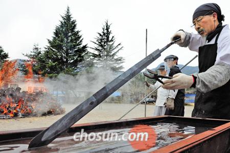 
		13�� ��� ����� �����հ˿����ҿ��� �̻� ������ ������(������)�� ������ϰ� �ִ�. �������� ���� ��, ���� ��, ���� ��, ���� �ÿ� ����� Į��, ����� ����� ���� �������� �˷��� �ִ�. /����ȣ ���� kangho@chosun.com
