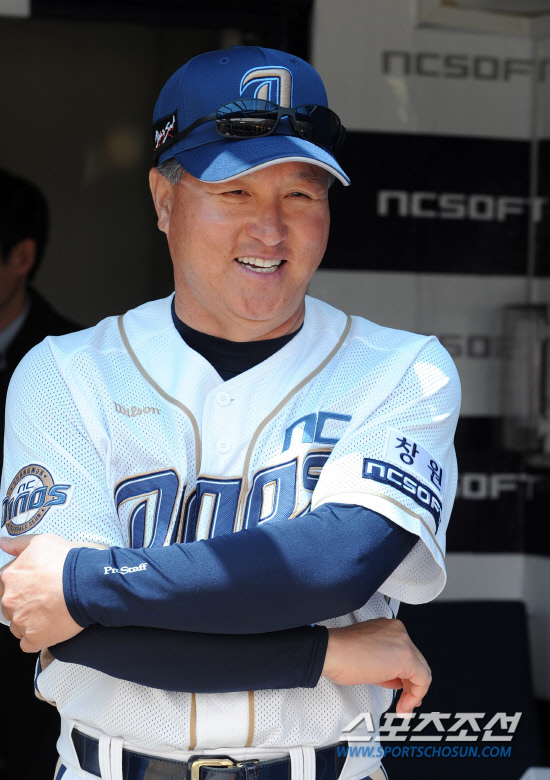 
	14�� �泲 â�� ����߱��忡�� NC���̳뽺 â�� �� Ȩ ���� ��Ⱑ ���ȴ�. ���ƿ����� ��⸦ ���Ѻ��� �ִ� ��湮 ����.

â��=������ ���� songs@sportschosun.com/2012.4.14


