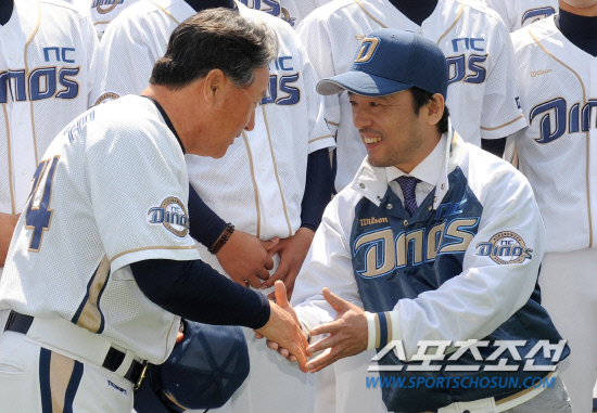 
	14�� �泲 â�� ����߱��忡�� NC���̳뽺 â�� �� Ȩ ���� ��Ⱑ ���ȴ�. ���� ���� ��翡�� ��湮 ������ ������ ������(������)�� �Ǽ��� ������ �ִ�.

â��=������ ���� songs@sportschosun.com/2012.4.14


