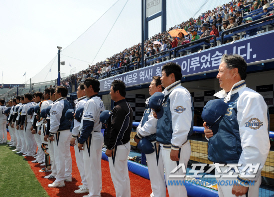 
	14�� �泲 â�� ����߱��忡�� NC���̳뽺 â�� �� Ȩ ���� ��Ⱑ ���ȴ�. ��湮 ������ ��������  ����߱��忡�� ���� Ȩ ���� ��⿡ ���ϰ� �ִ�.

â��=������ ���� songs@sportschosun.com/2012.4.14


