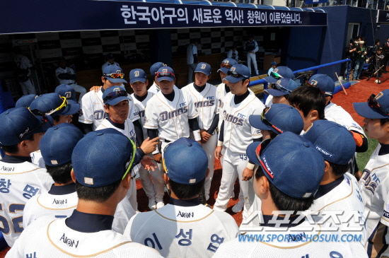 
	14�� �泲 â�� ����߱��忡�� NC���̳뽺 â�� �� Ȩ ���� ��Ⱑ ���ȴ�. NC ��������  ����߱��忡�� ���� Ȩ ���� ��⿡ ���ϰ� �ִ�.

â��=������ ���� songs@sportschosun.com/2012.4.14


