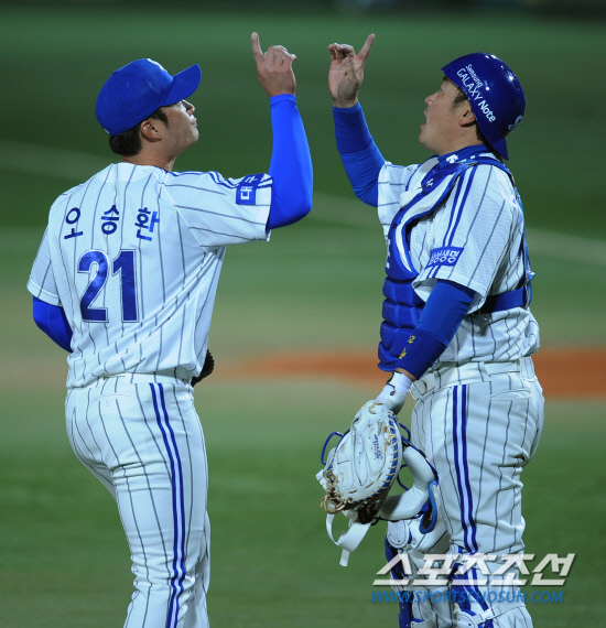 
	14�� ���� �뱸 �ùα��忡�� 2012 ���ξ߱� �ؼ��� �Ｚ�� ��Ⱑ ���ȴ�. 9ȸ�� ������ �Ｚ ����ȯ�� �ؼ� ����ȣ�� �߰߼� �ö��� ó���� �� ���� ������� Ư���� �����Ӵϸ� ������ �ִ�.

�뱸=���� ���� kyungmin@sportschosun.com 


