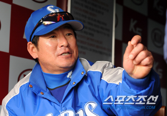 
	11�� ���ֹ���߱��忡�� ���� ���ξ߱� KIA�� �Ｚ�� ��⿡�� ��� �� ������ ������ ���ƿ����� ���ڵ�� ��ȭ�� ������ �ִ�.   ����=������ ���� songs@sportschosun.com/2012.4.11


