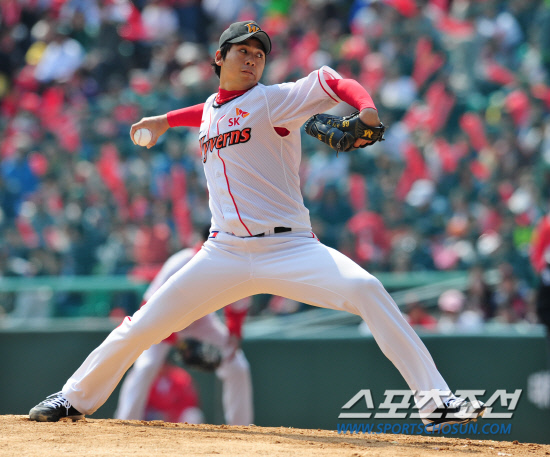 
	������ ������ ���� �� ����� �ر��� �����ƴ� SK�� �ý��� �ʹ� ���� ������ ����� �Ŀ��� �����ְ� �ִ�. ������ 2��⼭ ������ ������ �� �����. ���� ���� kyungmin@sportschosun.com 


