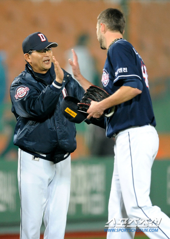 
	13�� �λ�����߱��忡�� ���� ���ξ߱� �Ե��� �λ��� ��⿡�� �λ��� ����Ʈ�� ���������� �Ե��� 6��1 �¸��� �ŵ״�. ��� ���� �� �������̺긦 ������ �ִ� ������ ����(����)�� ����Ʈ.

�λ�=������ ���� songs@sportschosun.com


