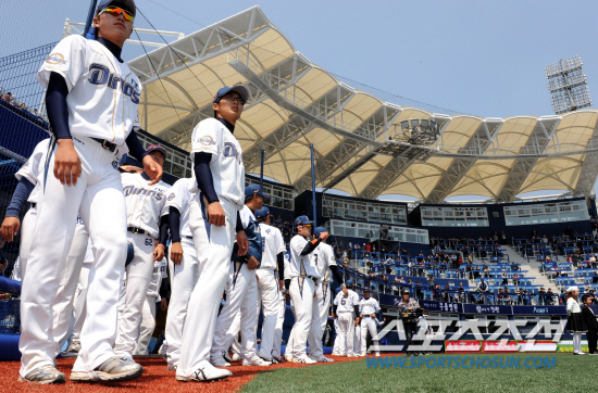 
	14�� �泲 â�� ����߱��忡�� NC���̳뽺 â�� �� Ȩ ���� ��Ⱑ ���ȴ�. ��湮 ������ NC ��������  ����߱��忡�� ���� Ȩ ���� ��⿡ ���ϰ� �ִ�.

â��=������ ���� songs@sportschosun.com/2012.4.14


