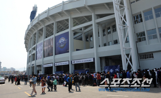 
	14�� �泲 â�� ����߱��忡�� NC���̳뽺 â�� �� Ȩ ���� ��Ⱑ ���ȴ�. ��Ⱑ ������ �νð� ������ ���� �ùε��� ������� ã�� ������ ��ٸ��� �ִ�.

â��=������ ���� songs@sportschosun.com/2012.4.14


