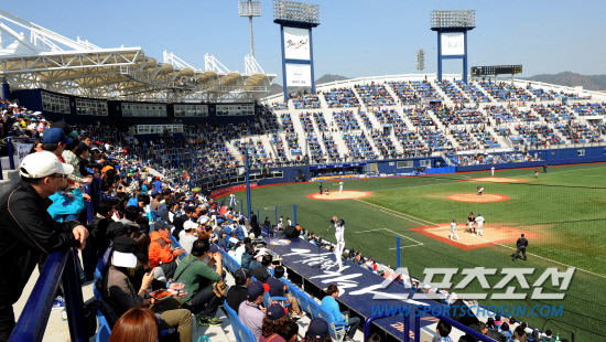 
	14�� �泲 â�� ����߱��忡�� NC���̳뽺 â�� �� Ȩ ���� ��Ⱑ ���ȴ�. NC�� ù ���� ��⸦ ���� ���� ���� �߱��ҵ��� ������� ã�� �����ϰ� �ִ�.

â��=������ ���� songs@sportschosun.com/2012.4.14


