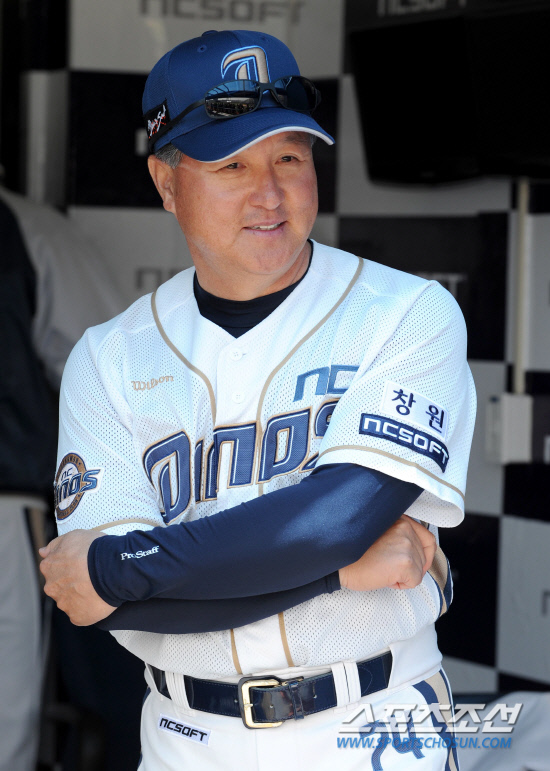 
	14�� �泲 â�� ����߱��忡�� NC���̳뽺 â�� �� Ȩ ���� ��Ⱑ ���ȴ�. ���ƿ����� ��⸦ ���Ѻ��� �ִ� ��湮 ����.

â��=������ ���� songs@sportschosun.com/2012.4.14


