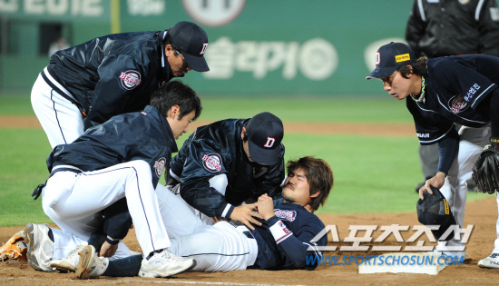 
	14�� �λ� �����߱��忡�� ���� ���ξ߱� �Ե��� �λ��� ��⿡�� �λ� ������� 8ȸ �Ե� ����ȣ�� �浹�ϸ� �׶��忡 ��������. ������ ȣ���ϰ� �ִ� �����.

�λ�=������ ���� songs@sportschosun.com


