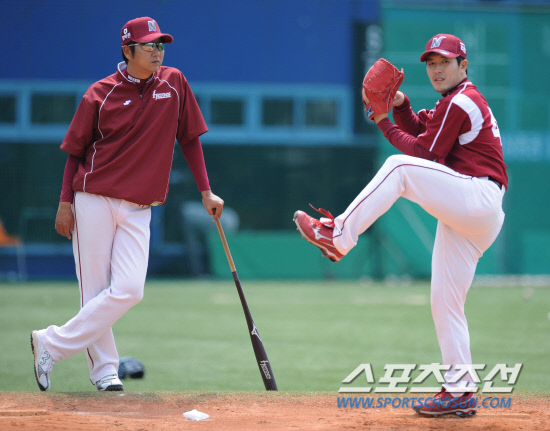 
	15�� ���� �뱸 �ùα��忡�� 2012 ���ξ߱� �ؼ��� �Ｚ�� ��Ⱑ ���ȴ�. ���� �� �ؼ� �躴���� ������ ��ġ�� ���Ѻ��� ��� ���� ��Ī�� �ϰ� �ִ�.  �뱸=���� ���� kyungmin@sportschosun.com / 2012.04.15.


