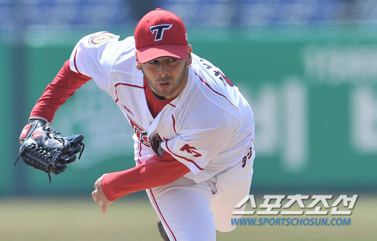 
	���ξ߱� KIA�� LG�� �ù���Ⱑ 27�� ���� ����߱��忡�� ��������. ��̷�� ���ߵ����� ������ ���� ������ �ִ�. ��̷���� ���� ���� ��� �������� ���� �޾� ���̴�. 

����=���ؿ� ���� noodle@sportschosun.com/2012.03.27/


