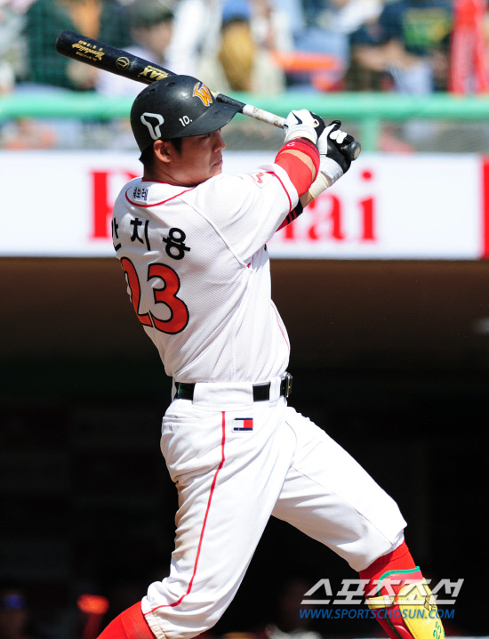 
	15�� ��õ���忡�� 2012 ���ξ߱� ��ȭ�� SK�� ��Ⱑ ���ȴ�. 2ȸ�� 1�� SK ��ġ���� ���߿� �ַ� Ȩ���� �Ͷ߸��� �ִ�.

��õ=����� ���� cjg@sportschosun.com/2012.04.15/ 


