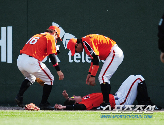 
	6ȸ�� 1�� 1,2�� SK ��ġ���� Ÿ���� �������� �ܾ� �潺�� �ε��� ��ȭ ���ͼ� �������� �׶��忡 ������ ���� ������� �ѻ����� �޷��� ���¸� ���ǰ� �ִ�. ��õ=����� ���� cjg@sportschosun.com


