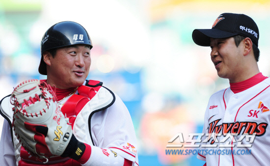 
	SK ���� ��ġ��(������)�� ���� ���μ��� 5ȸ�� ��ȭ ������ ���������� ���� �������鼭 �̼Ҹ� ��� ��⸦ �ְ� �ް� �ִ�. ��õ=����� ���� cjg@sportschosun.com


