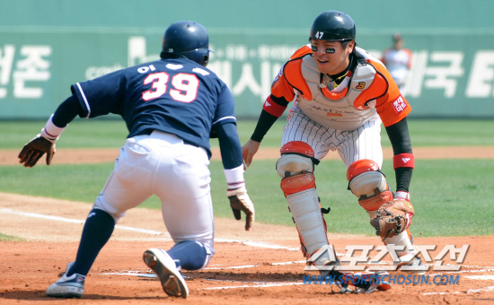 
	�Ե� �վƼ��� �����ߴ� �۱��ɷ��� �λ����̾��� ���. 15�� �λ� �����߱��忡�� ���� ���ξ߱� �Ե��� �λ��� ��⿡�� �λ� �������� 1ȸ 1�� 3�翡�� �̿����� ���ͼ� �Ŀ��ö��� Ÿ�� �� 3�翡�� Ȩ���� �پ����� �վƼ��� �����ٰ��� �۱��� ���� �±� �ƿ� ���ߴ�. �������� Ȩ���� 1�� �±׸� �������� Ȩ ���̽��� ��Ű�� �ִ� ����ȣ�� ���� �ᱹ �ƿ��ƴ�.

�λ�=������ ���� songs@sportschosun.com


