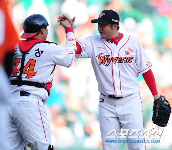 
	15�� ��õ���忡�� 2012 ���ξ߱� ��ȭ�� SK�� ��Ⱑ ���ȴ�. 9ȸ ������ ���¸��� ��Ų SK �Ӱ���� ���μ� ������ �������̺긦 �ϰ� �ִ�.

��õ=����� ���� cjg@sportschosun.com/2012.04.15/


