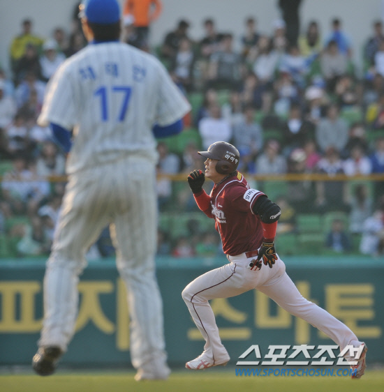 
	15�� ���� �뱸 �ùα��忡�� 2012 ���ξ߱� �ؼ��� �Ｚ�� ��Ⱑ ���ȴ�. ���� 10ȸ�� �Ｚ ���� �������� ��ȭ���� �о��� ���⸦ �ڴ� 2Ÿ�� ���� 3��Ÿ�� ģ �ؼ� ��ο찡 �������� 2�縦 ���� �ִ�.

�뱸=���� ���� kyungmin@sportschosun.com / 2012.04.15.


