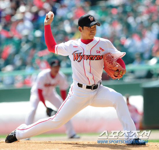 
	15�� ��õ���忡�� 2012 ���ξ߱� ��ȭ�� SK�� ��Ⱑ ���ȴ�. SK ���� ��ġ���� ������ ���� ������ �ִ�.

��õ=����� ���� cjg@sportschosun.com/2012.04.15/


