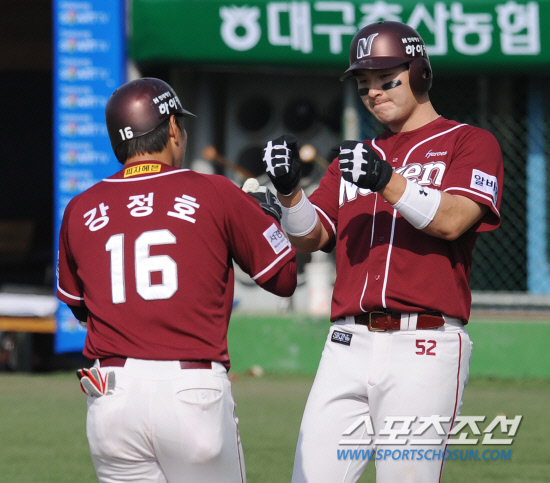 
	15�� ���� �뱸 �ùα��忡�� 2012 ���ξ߱� �ؼ��� �Ｚ�� ��Ⱑ ���ȴ�. 5ȸ�� 2�� Ȩ���� ģ �ؼ� ����ȣ(����)�� �������� �ں�ȣ�� �������̺긦 ������ �ִ�.

�뱸=���� ���� kyungmin@sportschosun.com / 2012.04.15.


