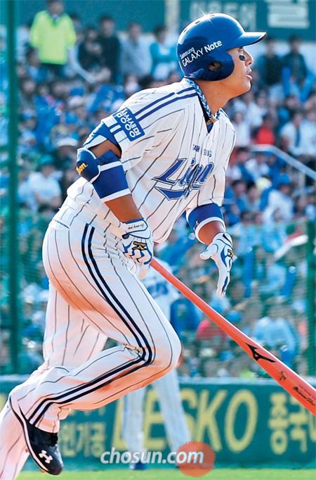 
	3118�� ���� Ȩ���̴�. 15�� �뱸���� ���� ���ξ߱� �ؼ����� ��⿡�� �Ｚ �̽¿��� 6ȸ�� ���� ���翵�� ������ �޾��� ���� ���� �� ���� ù Ȩ���� �Ͷ߷ȴ�. ���� ��� 325Ȩ���� ����� �̽¿��� 4Ÿ�� 3��Ÿ 3Ÿ������ Ȱ�������� ���� 7��10���� ���ߴ�. /���� ���� kyungmin@sportschosun.com
