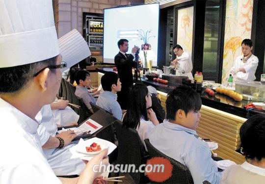 
	14��(���� �ð�) �̰����� �ܷ��� ���״Ͼ� ȣ�ڿ��� ��������—�ѽ��� ��������翡�� �ܱ� �丮����� �����Ρ�������� ��ȯ�� �丮���� ������ ������ ���塤���塤������ �� �츮���� ���� ������ ���� �ѽ��� ������ �ִ�. /�輺�� ����
