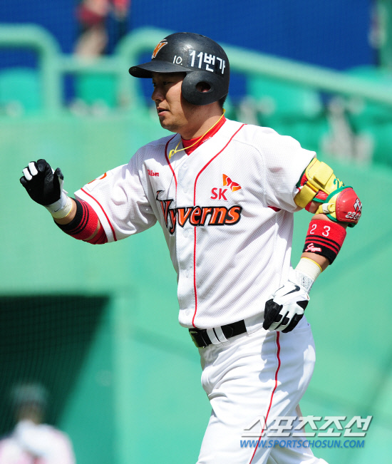 
	15�� ��õ���忡�� 2012 ���ξ߱� ��ȭ�� SK�� ��Ⱑ ���ȴ�. 2ȸ�� 1�� SK ��ġ���� ���߿� �ַ� Ȩ���� �Ͷ߸� �� Ȩ�� ��� �ִ�.

��õ=����� ���� cjg@sportschosun.com/2012.04.15/


