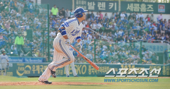 
	15�� ���� �뱸 �ùα��忡�� 2012 ���ξ߱� �ؼ��� �Ｚ�� ��Ⱑ ���ȴ�. 6ȸ�� �Ｚ �̽¿��� ��� ���� Ȩ���� ���� �� 1��� �޸��� �ִ�.

�뱸=���� ���� kyungmin@sportschosun.com / 2012.04.15.


