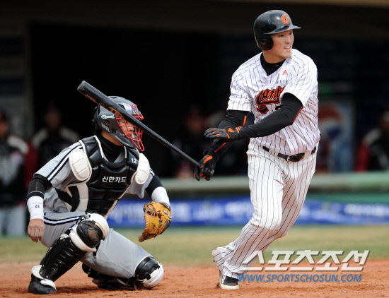 
	�Ե��� LG�� 2012 ���ξ߱� �ù���Ⱑ 25�� �λ� �������忡�� ���ȴ�. 4ȸ�� 1�� ���� 3�� �Ե� �������� ����Ÿ���� �Ǵ� 1��� ������ ġ�� �ִ�. 3������ ���ؿ찡 Ȩ���ϸ� ��������� �÷ȴ�.

�λ�=���� ���� wook@sportschosun.com/2012.03.25/


