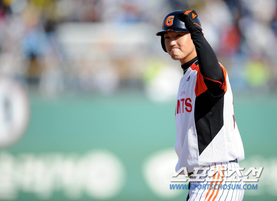 
	�Ե��� ��ȭ�� 2012 ���ξ߱� ��Ⱑ 8�� �λ� �������忡�� ���ȴ�. 4ȸ�� 2�� 2,3�� �Ե� �������� 1Ÿ�� ���� ����Ÿ�� ġ�� �ָ��� �Ҳ� ��� �ִ�.

�λ�=���� ���� wook@sportschosun.com/2012.04.08/


