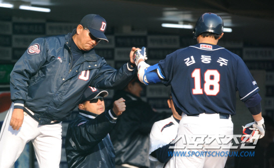 
	�λ� �赿�ְ� ����� �߸� �������� 15�� �λ� �Ե����� �����ߴ�. ������ 14�� �λ� �����߱��忡�� ���� �Ե������� �赿�ְ� 1ȸ ����ö��̸� ���� �� ������ ������ �������̺긦 �ϴ� ���. �λ�=������ ���� songs@sportschosun.com


