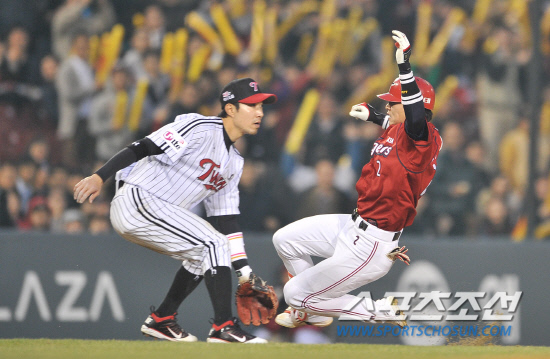 
	���ξ߱� LG�� KIA�� ��Ⱑ 13�� ���� ��Ǿ߱��忡�� ��������. 3ȸ�� �������� 3��Ÿ�� ������ �ִ�.

���=���ؿ� ���� noodle@sportschosun.com/2012.04.13/


