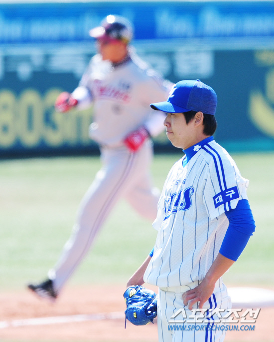 
	7�� �뱸���忡�� 2012 ���ξ߱� LG�� �Ｚ�� �������� ���ȴ�. 3ȸ�� ���� ���翡�� ���� �̺��԰� ��� �������� ��Ʈ���� �Ｚ ���� �������� �����ڽ����ϰ� �ִ�.  �뱸=����� ���� cjg@sportschosun.com


