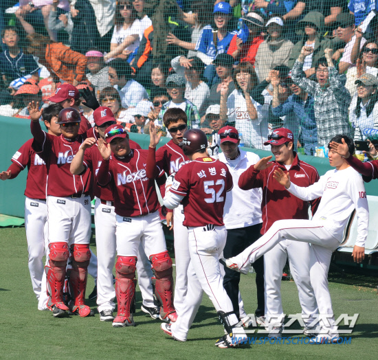 
	15�� �뱸���忡�� ������ �ؼ�-�Ｚ��. 3ȸ ����Ȩ���� ��Ʈ�� �ں�ȣ�� ���� �������� �������ϰ� �ִ�. �뱸=���� ���� kyungmin@sportschosun.com.


