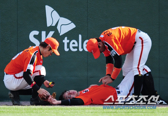 
	15�� ��õ���忡�� 2012 ���ξ߱� ��ȭ�� SK�� ��Ⱑ ���ȴ�. 6ȸ�� 1�� 1,2�� SK ��ġ���� Ÿ���� �������� �ܾ� �潺�� �ε��� ��ȭ ���ͼ� �������� �׶��忡 ������ �ִ�. ���� ������� �ѻ����� �޷��� ���¸� ���캸�� �ִ�.

��õ=����� ���� cjg@sportschosun.com/2012.04.15/


