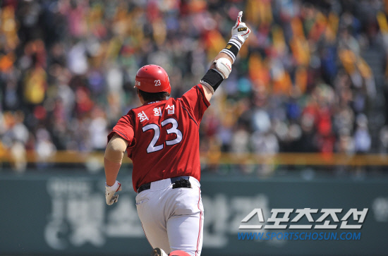 
	���ξ߱� KIA�� LG�� ��Ⱑ 15�� ���� ��Ǿ߱��忡�� ��������. ������ 1ȸ�� 2�� 2�� ���� �������� ������ �ִ�.

���=���ؿ� ���� noodle@sportschosun.com/2012.04.15/


