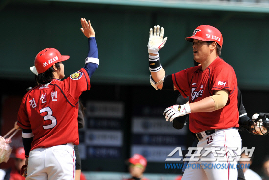 
	���ξ߱� KIA�� LG�� ��Ⱑ 15�� ���� ��Ǿ߱��忡�� ��������. ������ 1ȸ�� 2�� 2�� ���� �������� ������ �輱���� ���ϸ� �ް� �ִ�.

���=���ؿ� ���� noodle@sportschosun.com/2012.04.15/


