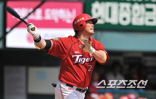 
	���ξ߱� KIA�� LG�� ��Ⱑ 15�� ���� ��Ǿ߱��忡�� ��������. ������ 1ȸ�� 2�� 2�� ���� �������� ������ �ִ�.

���=���ؿ� ���� noodle@sportschosun.com/2012.04.15/


