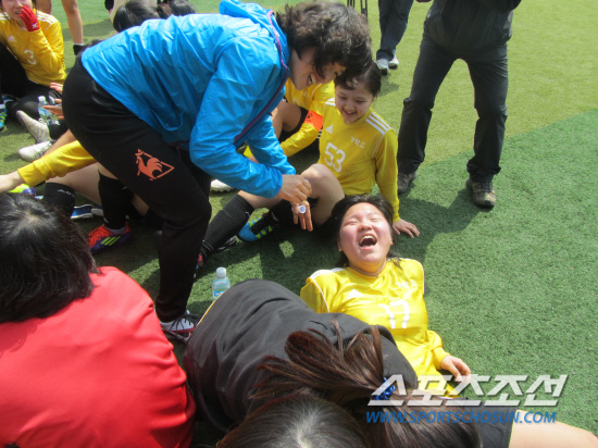 
	������Ÿ�� ������ �߸�� �������簡 �л����� �󱼿� ��ũ���� ���� �߶��ְ��ִ�. �׶��� ��������� �󱼿� �ູ���� �����ϴ�.


