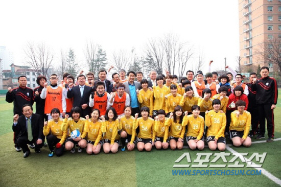 
	�ް�⸦ �յΰ� FC�����ο� ������ �߸��, ����ȣ �������б���� ���, ���߿� �����౸��ȸ��, �Ⱦ�� ����ȸ�� ���� �ٰ��� ����Կ��� ���ߴ�. ������� �׶��忡�� �Թڿ����� ������.


